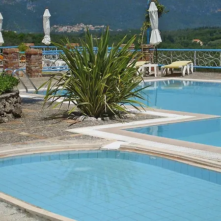 Apartment In Paleokastritsa With A Shared Pool 팔레오카스트리차